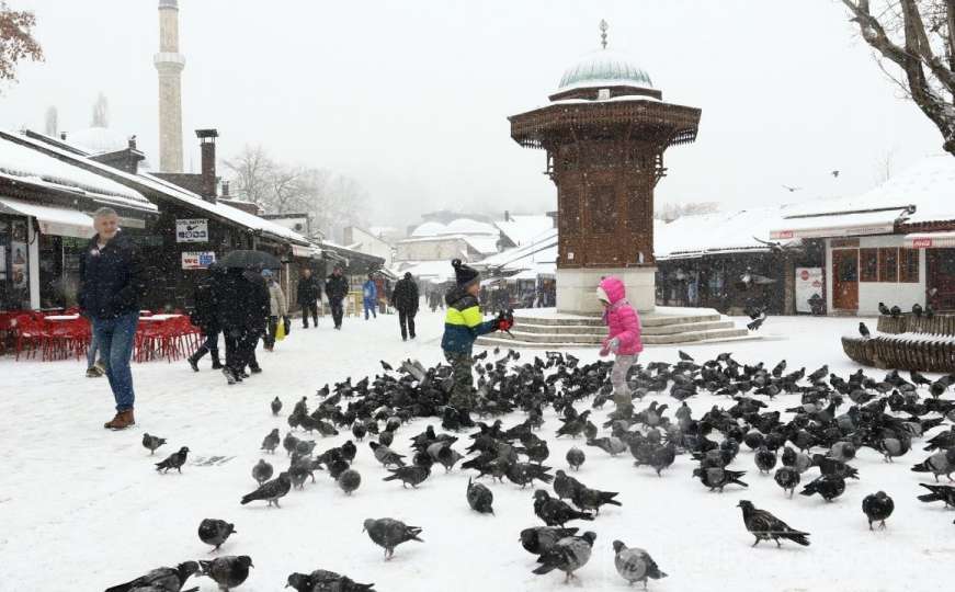 Snježne pahulje u Sarajevu: Za najmlađe radost, za vozače problemi